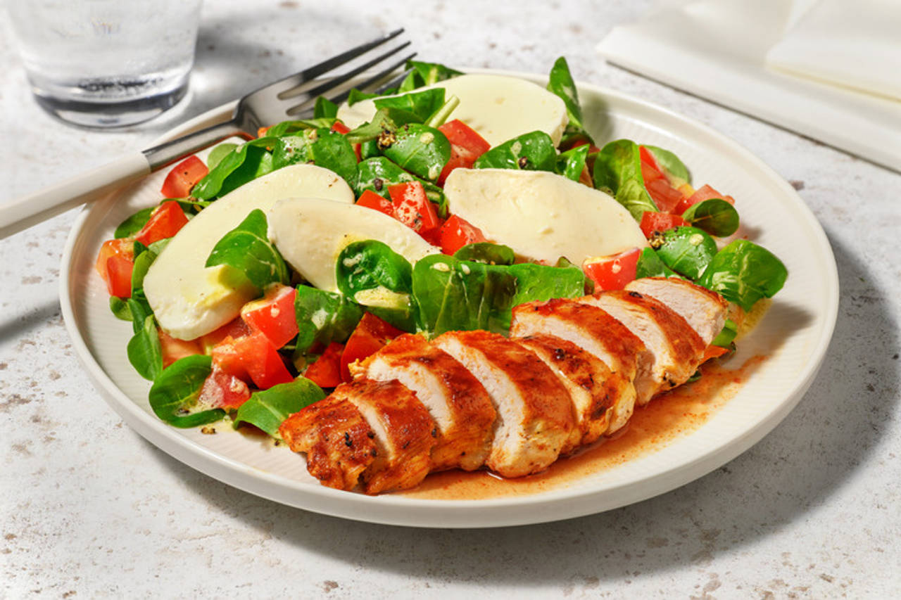 Pollo aderezado con miel y pimentón ahumado con ensalada de tomate y mozzarella italiana