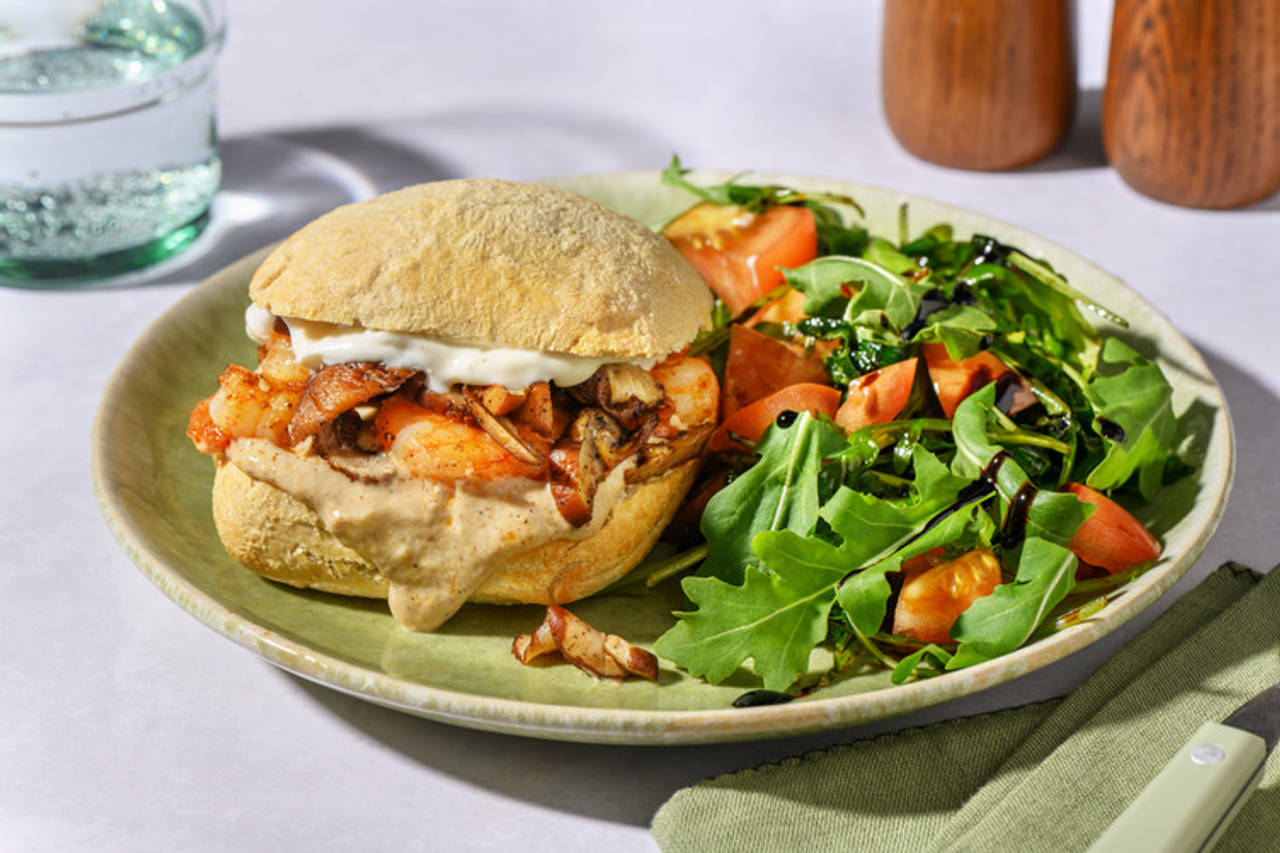 Bocadillo Logroño: langostinos con paté de champiñones con alioli y ensalada
