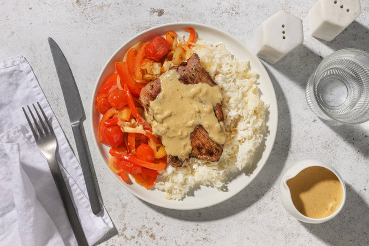 Extra de ternera en salsa cremosa de mostaza con pimiento, cebolla y cherrys salteados y arroz