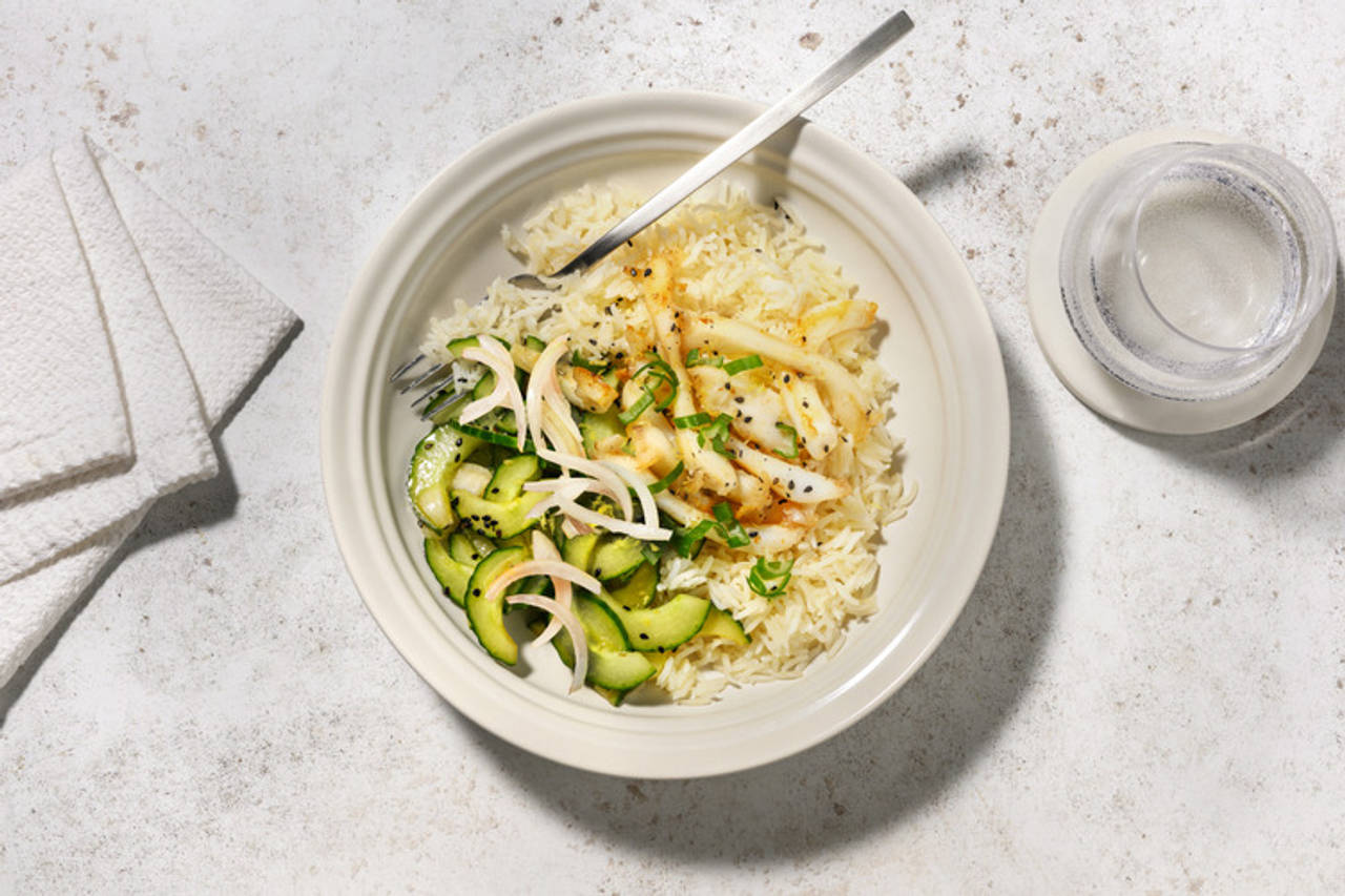 Tiras de calamar gigante en salsa de limón y miel con ensalada asiática de pepino y arroz