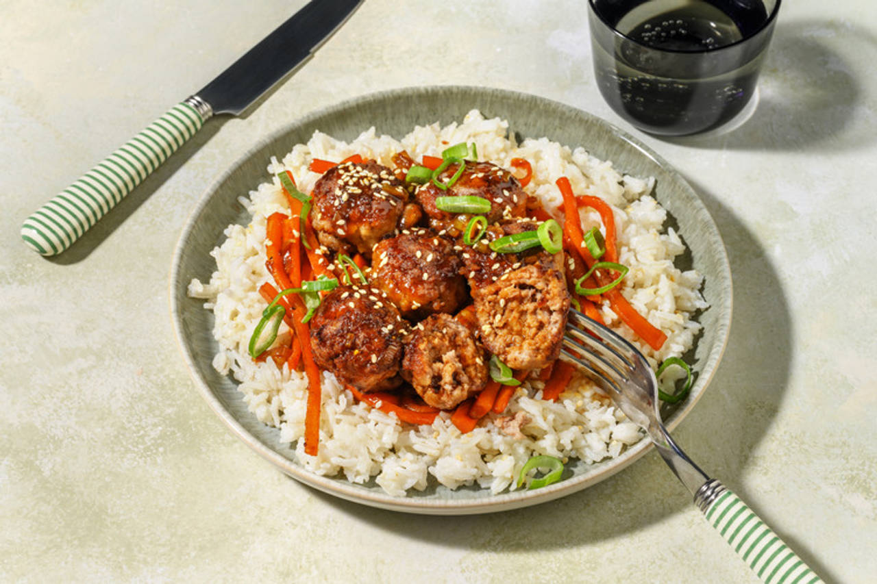 Rou wan: albóndigas chinas en salsa con verduras salteadas sobre arroz