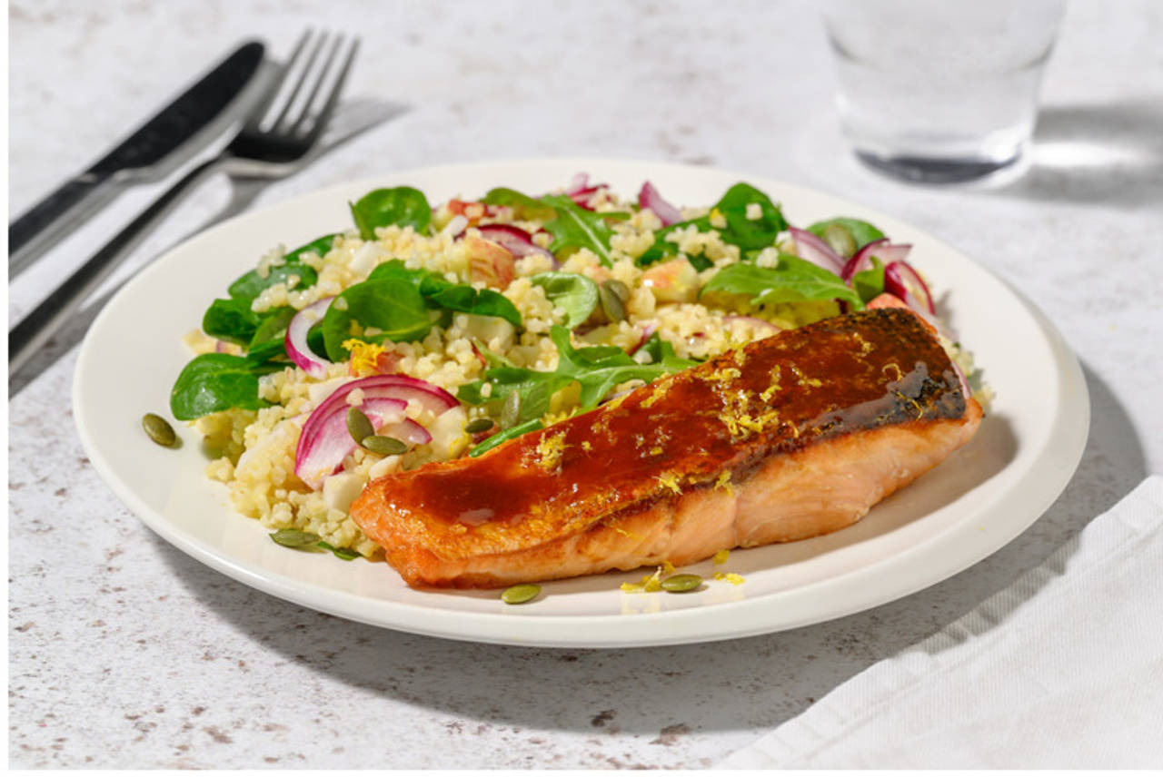 Salmón con glaseado de miso y miel con ensalada de bulgur y canónigos con aderezo de limón
