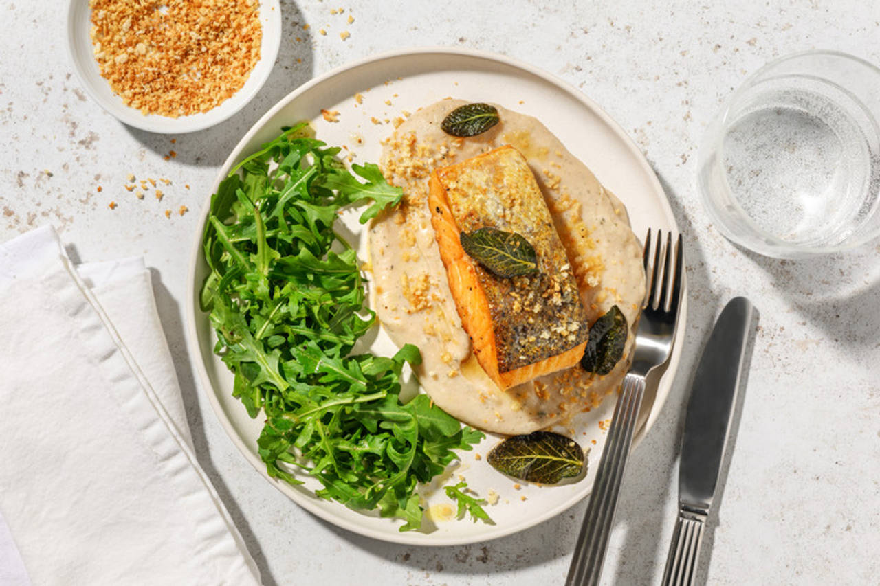 Extra de salmón noruego rápido en salsa de salvia y limón sobre crema de judías con panko y rúcula en aderezo cítrico