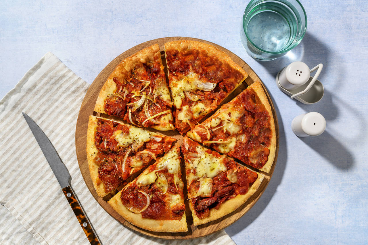Pizza de boloñesa de heura con cebolla y mozzarella