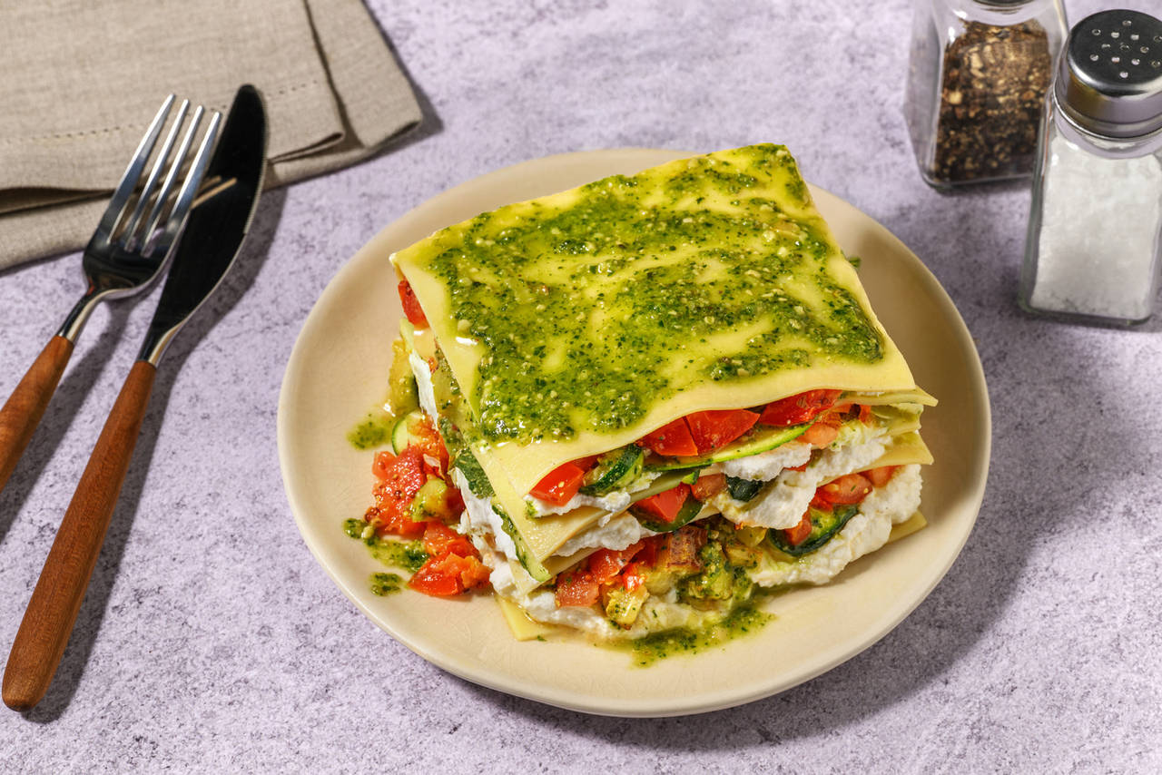 Lasaña veraniega con tartar de dos tomates con ricotta y calabacín al pesto de albahaca