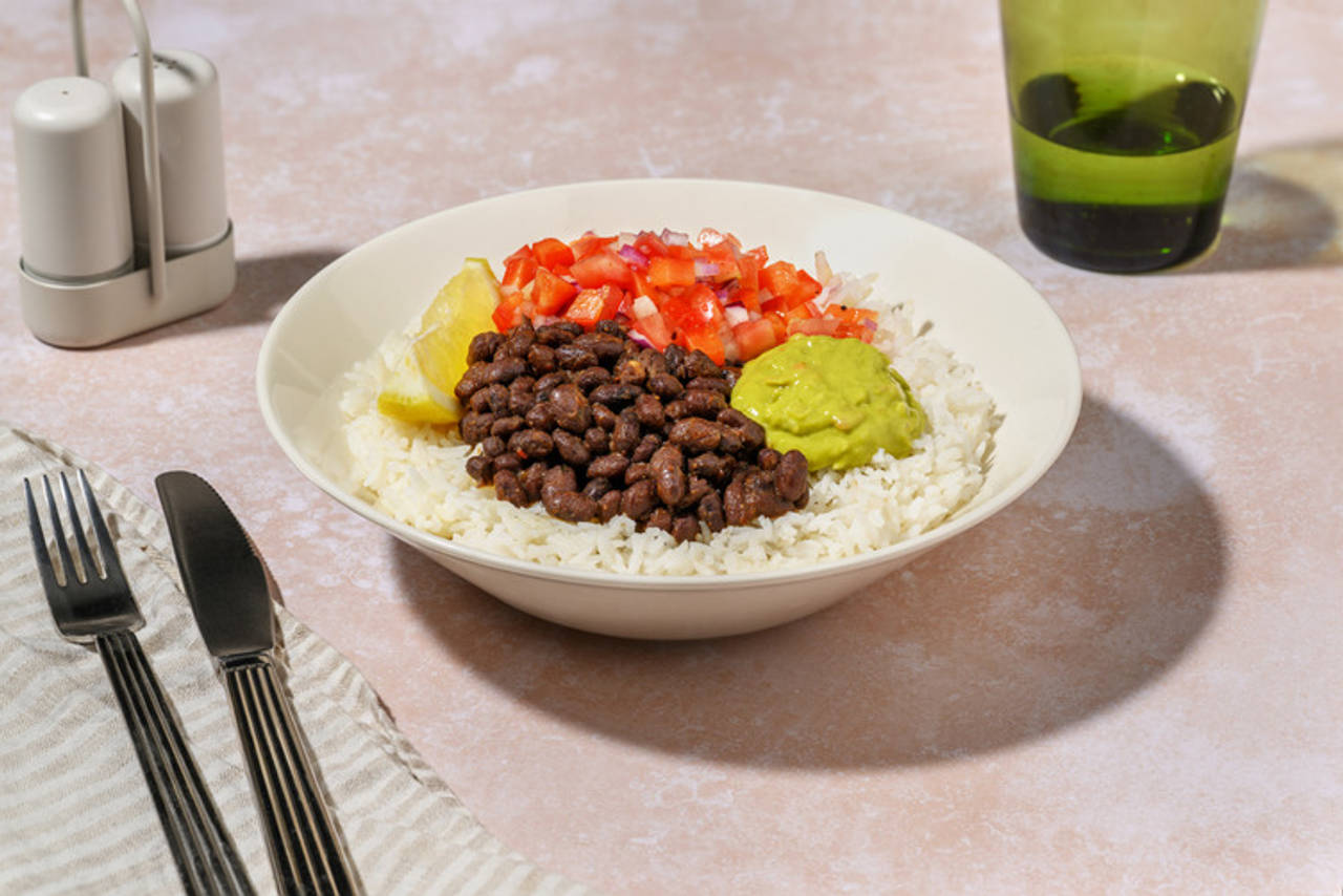Bol mexicano con guacamole y frijoles con pico de gallo y arroz