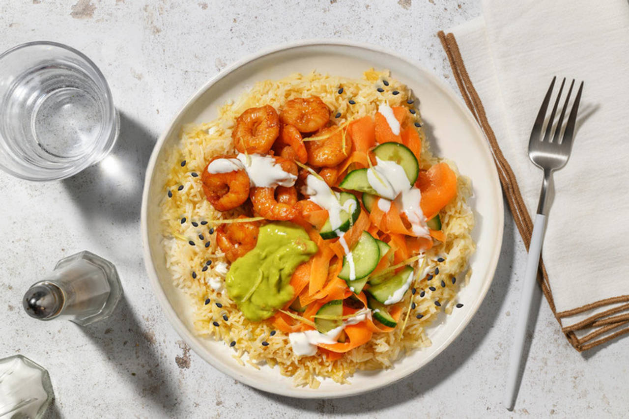 Poke de langostinos con aguacate y mayonesa cítrica con ensalada fresca de zanahoria y pepino