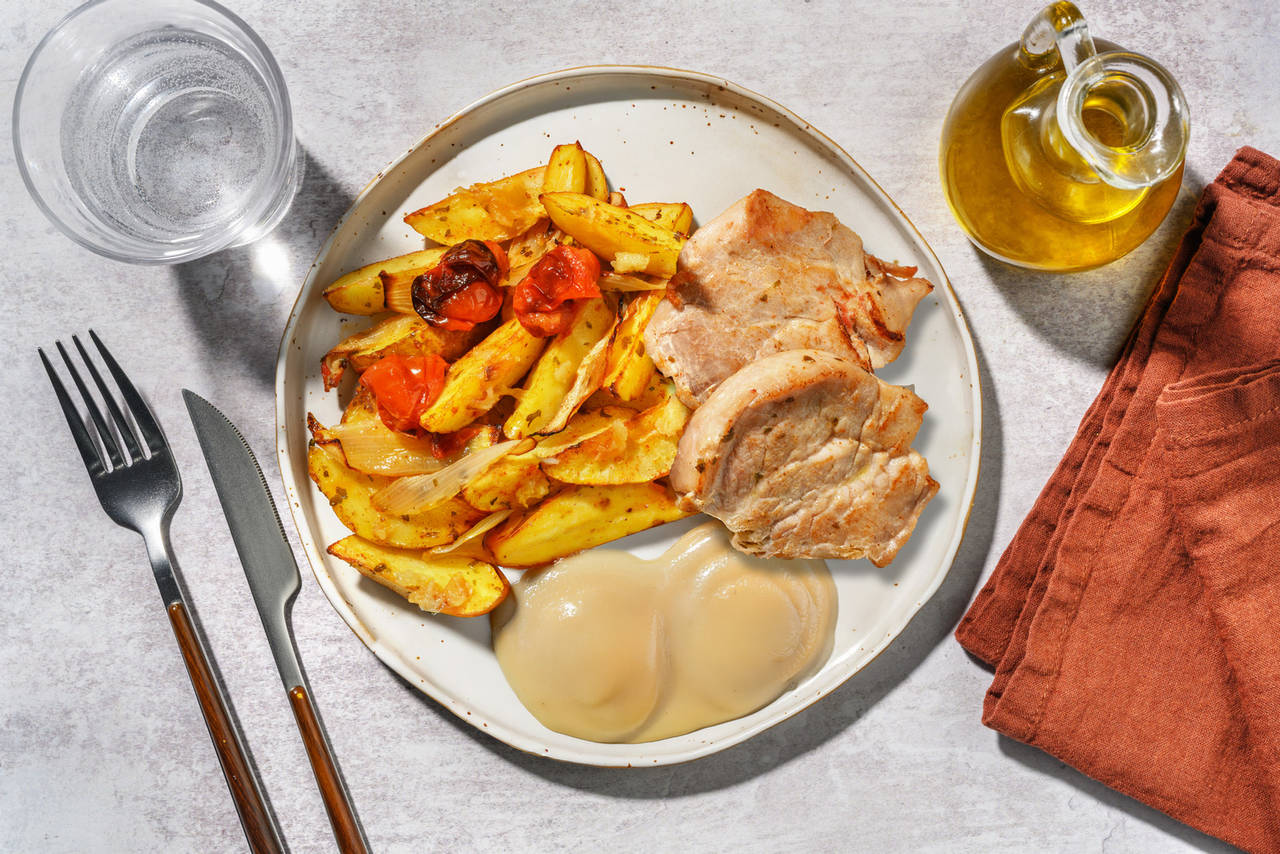 Lomo de cerdo con compota casera de pera con patata, cebolla y tomates cherry asados y aderezo de ajo