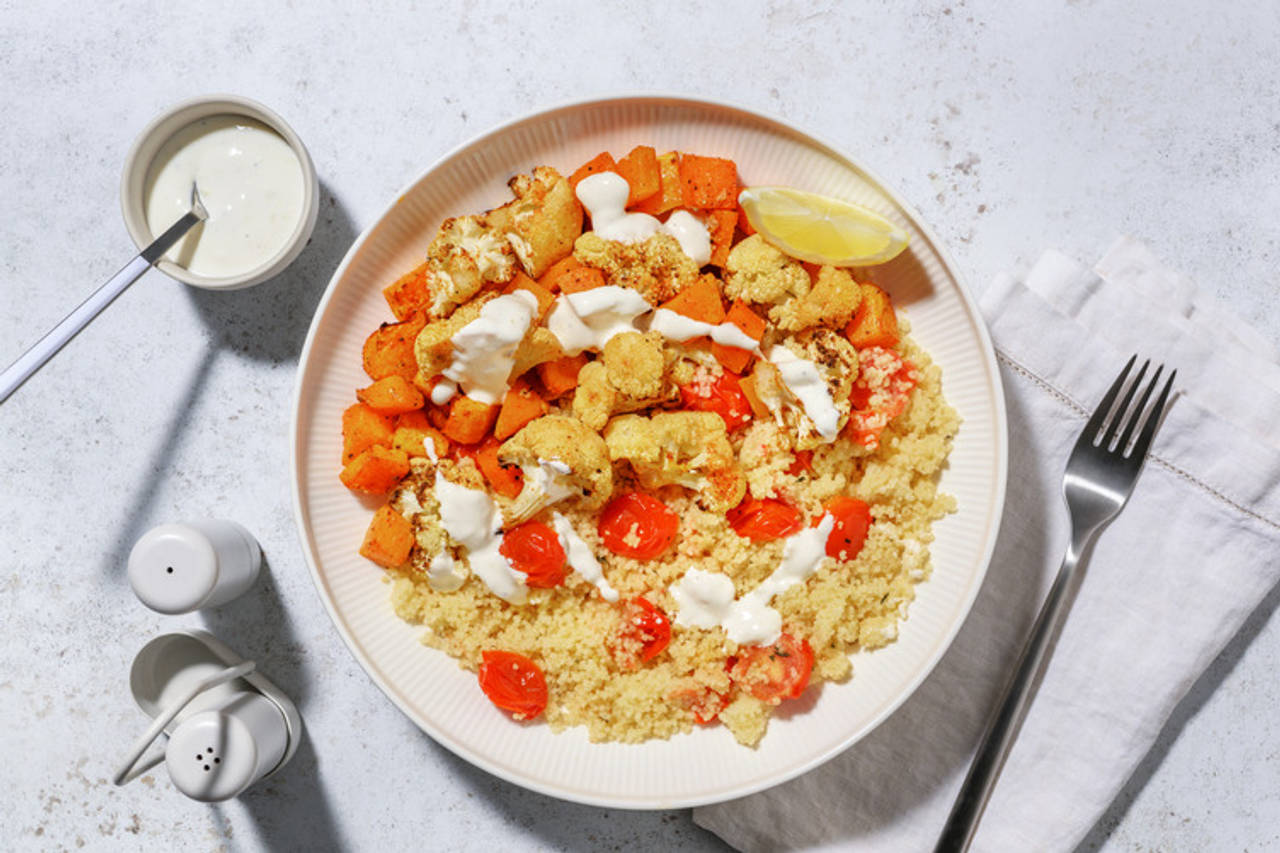 Bol otoñal de calabaza y coliflor asadas con salsa de yogur y ajo y cuscús