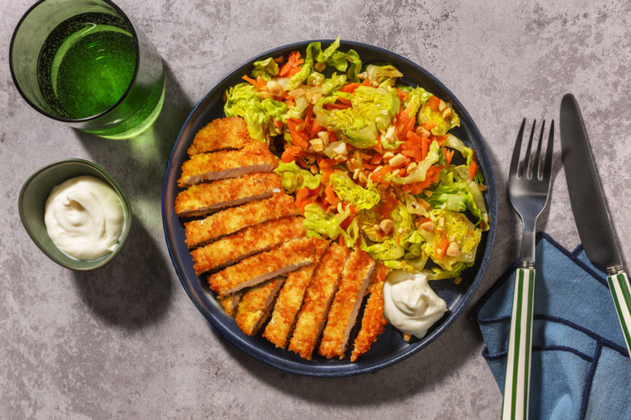 Nuestro tonkatsu: cerdo empanado con mayonesa asiática acompañado de ensalada con aderezo de soja y sésamo