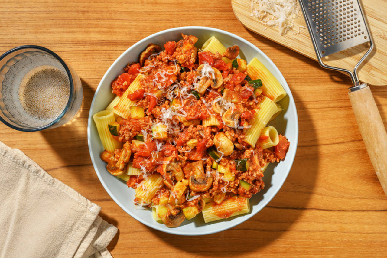 Ragù alla boscaiola: rigatoni con carne picada y setas con verduras y queso italiano curado