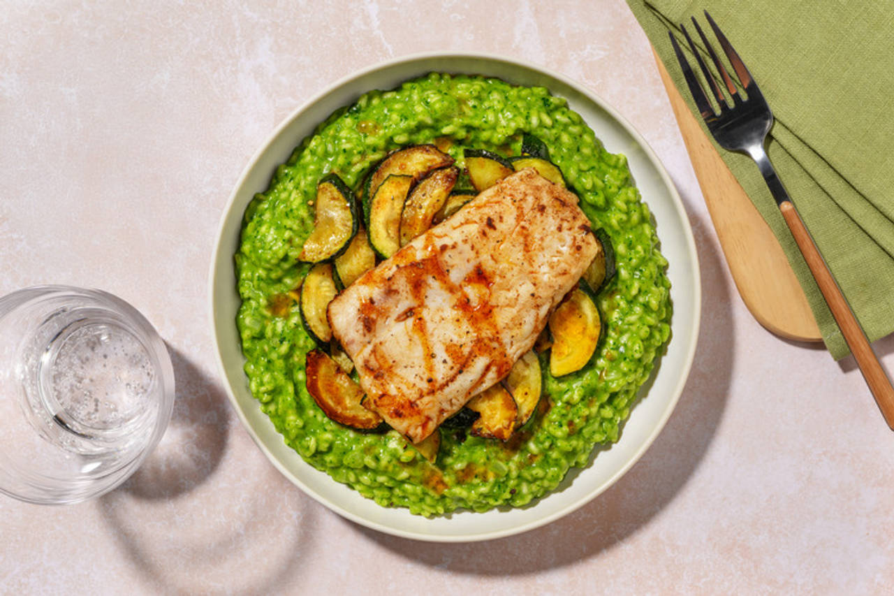 Risotto verde de espinacas con extra de merluza con aceite de pimentón y ajo