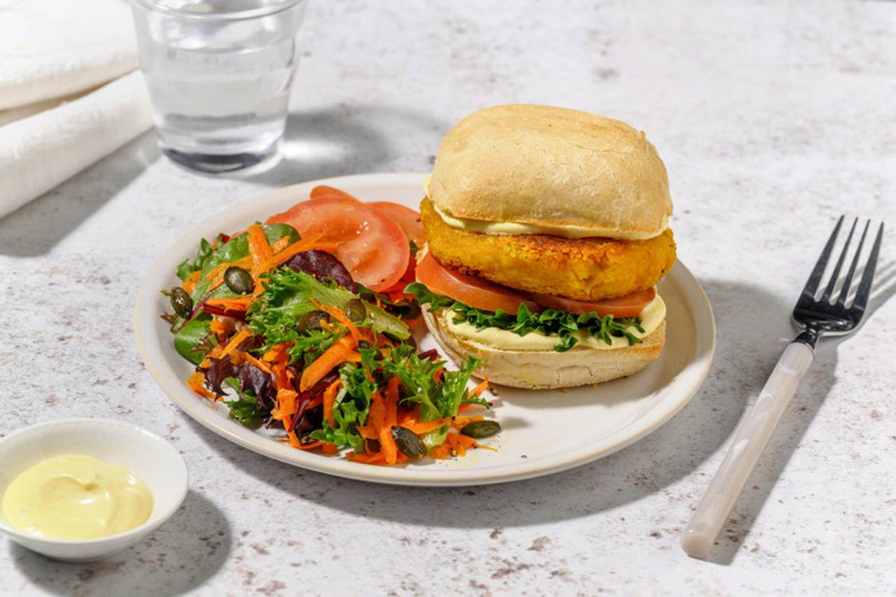 Chapatas de hamburguesa de calabaza especiada con salsa de yogur y cúrcuma y ensalada fresca