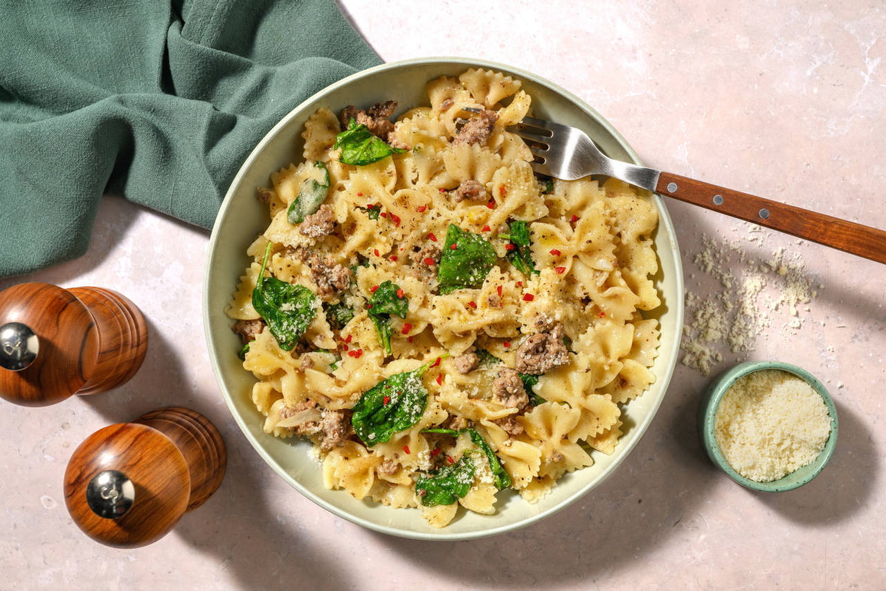 ¡Rápido y furioso! Farfalle con carne picada y chile con salsa cremosa de espinacas y pecorino