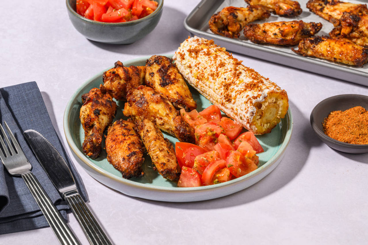 Experiencia Tex-mex: alitas de pollo aderezadas con mazorca de maíz asada con limón y queso y tomate