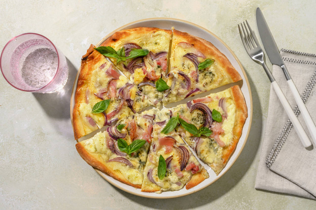 La bianca: pizza con bacon y queso azul con cebolla y albahaca