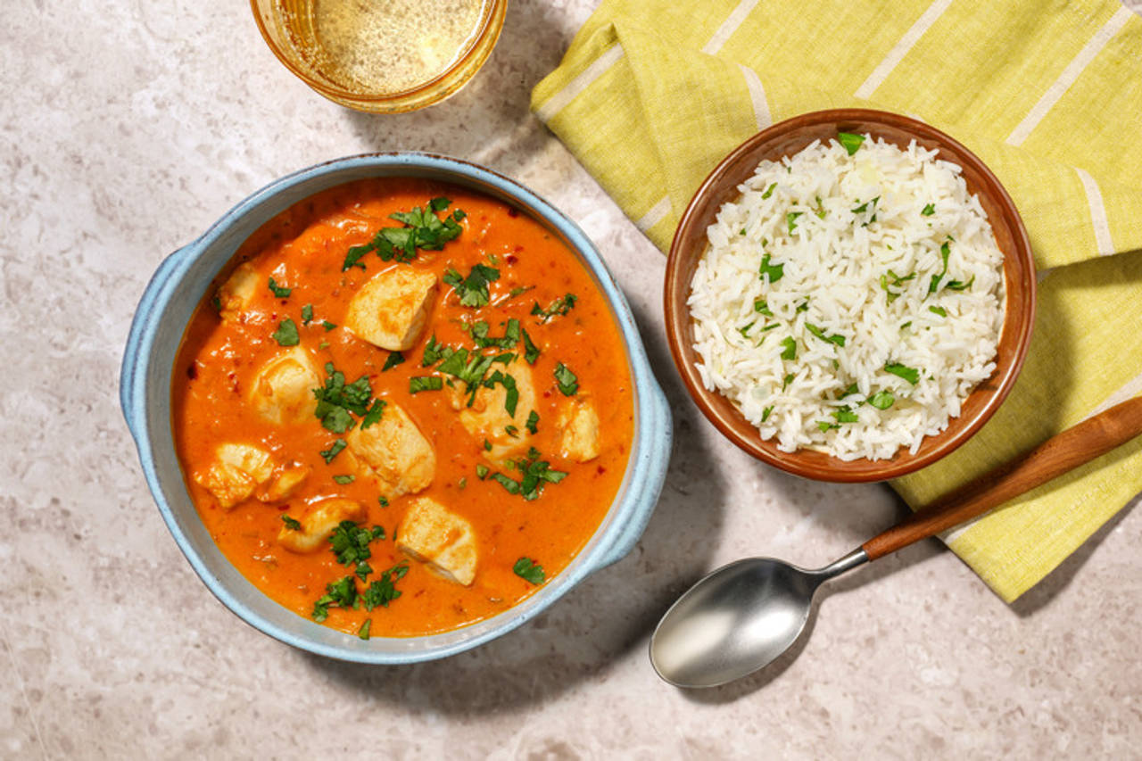 Curry Kerala: pollo cremoso con especias con arroz al coco y cilantro fresco