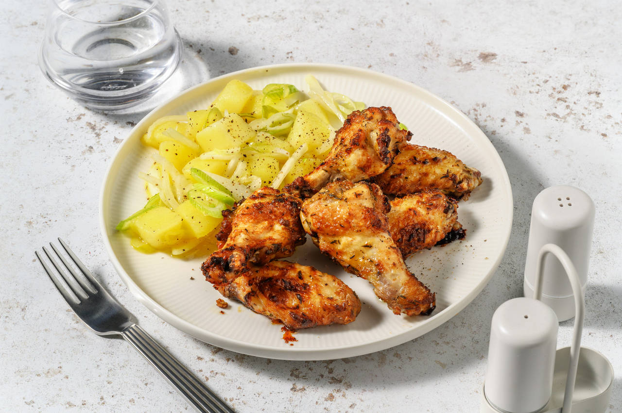 Alitas de pollo con miel y mostaza en grano con ensalada fresca de patata y cebolleta