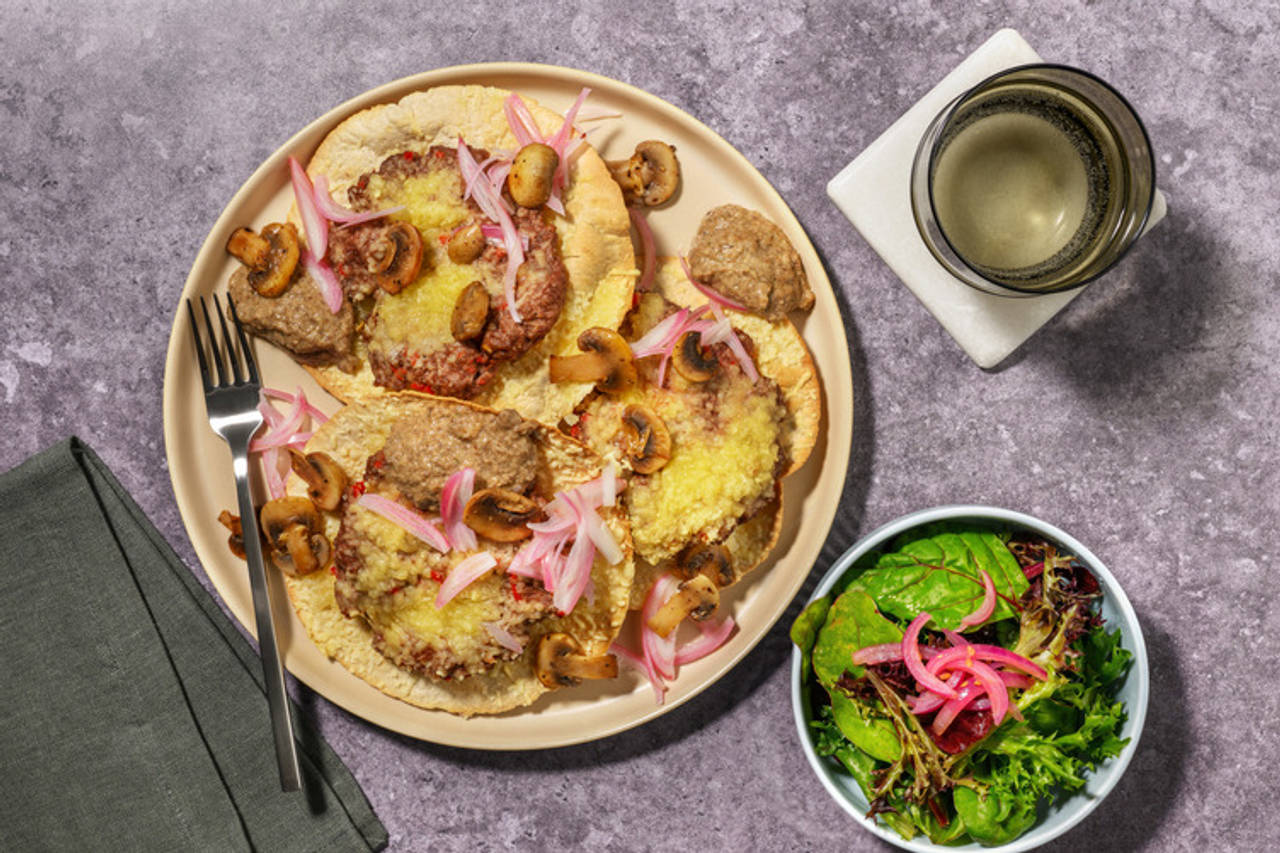 Smash tacos con queso y paté de champiñones con chalota encurtida y ensalada