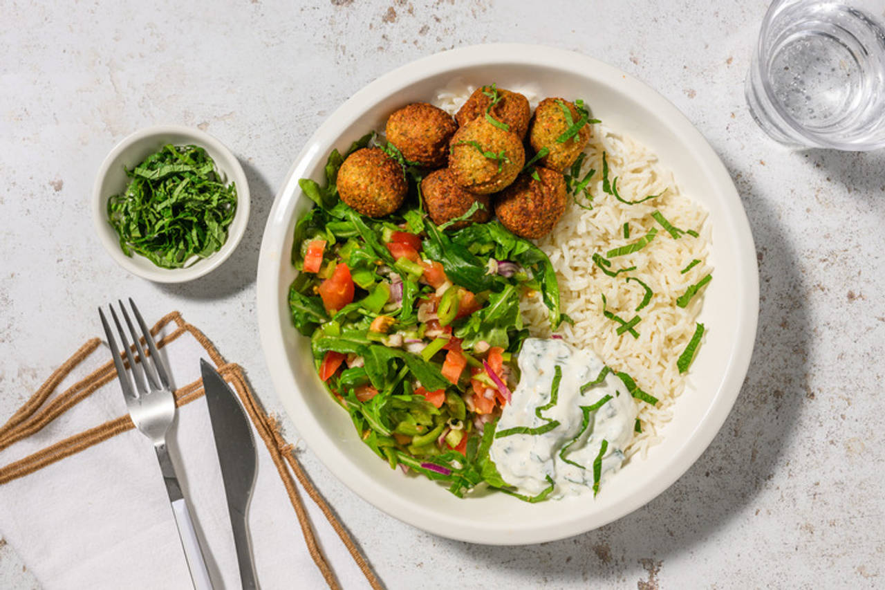 Bol de falafel con arroz bicolor y salsa cremosa de menta con picadillo de verduras