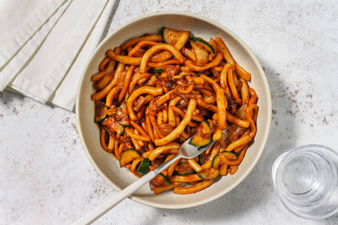 Kimchi udon con calamar gigante con calabacín y cebolla salteados