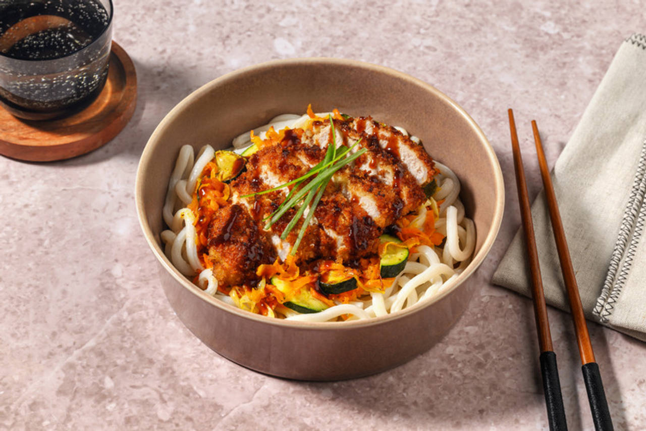 Katsu udon: extra de cerdo crujiente con noodles en salsa asiática con verduras salteadas
