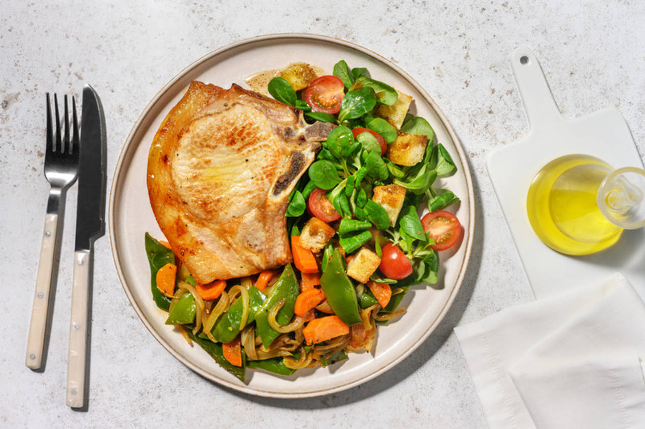 ¡Al ajillo! Extra de chuletas de cerdo con verduritas acompañadas de ensalada con picatostes