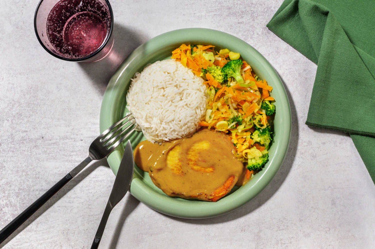 Lomo de cerdo con salsa de curry massaman con verduras salteadas y arroz