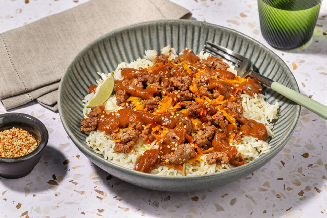 Bol de carne picada con verduras y salsa satay casera con arroz cremoso al coco y lima
