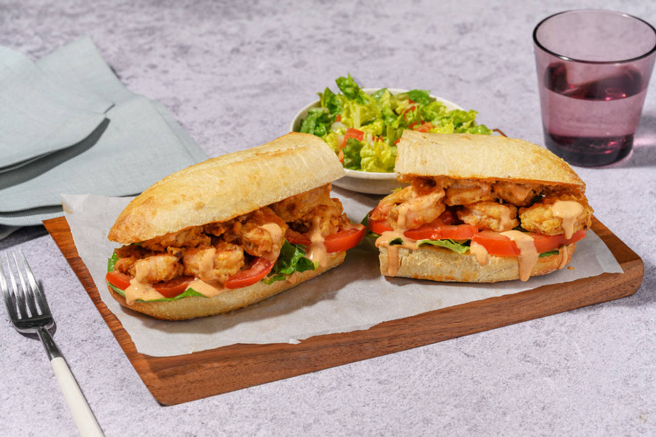 Po'boy de Luisiana: bocadillo picante con extra de langostinos con salsa remoulade y ensalada fresca