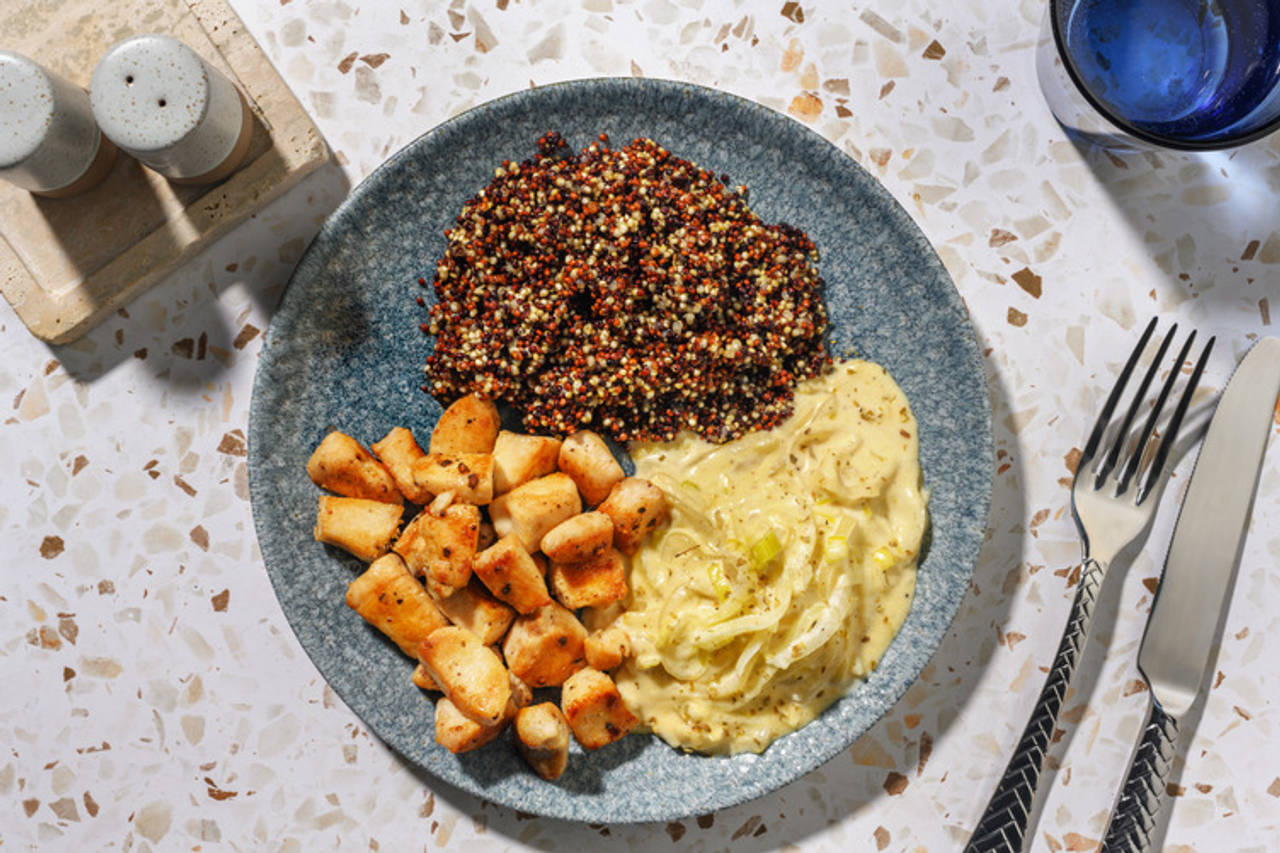 Extra de dados de pollo con salsa cremosa de puerro con quinoa tricolor y un toque de nuez moscada