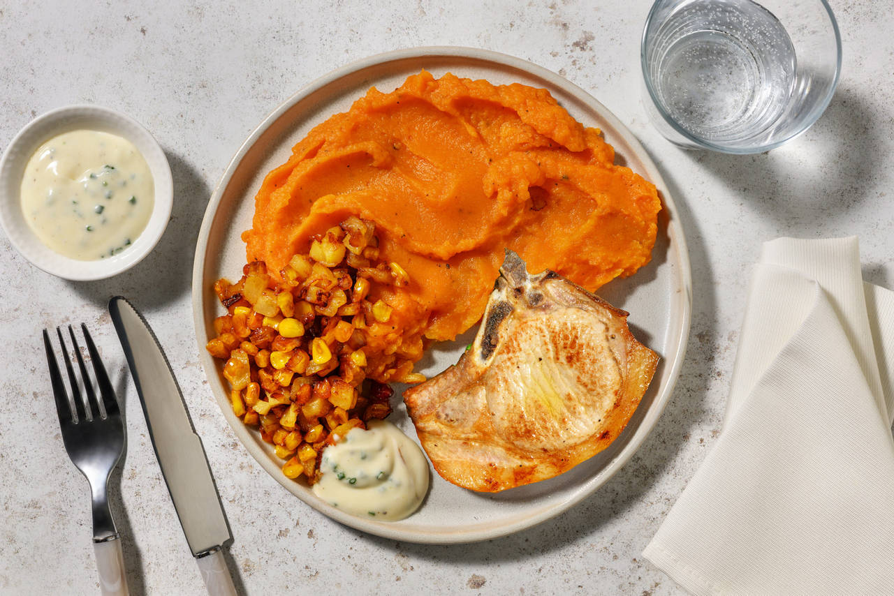 Chuleta de cerdo con manzana y maíz salteados con parmentier de boniato y salsa fresca de cebollino