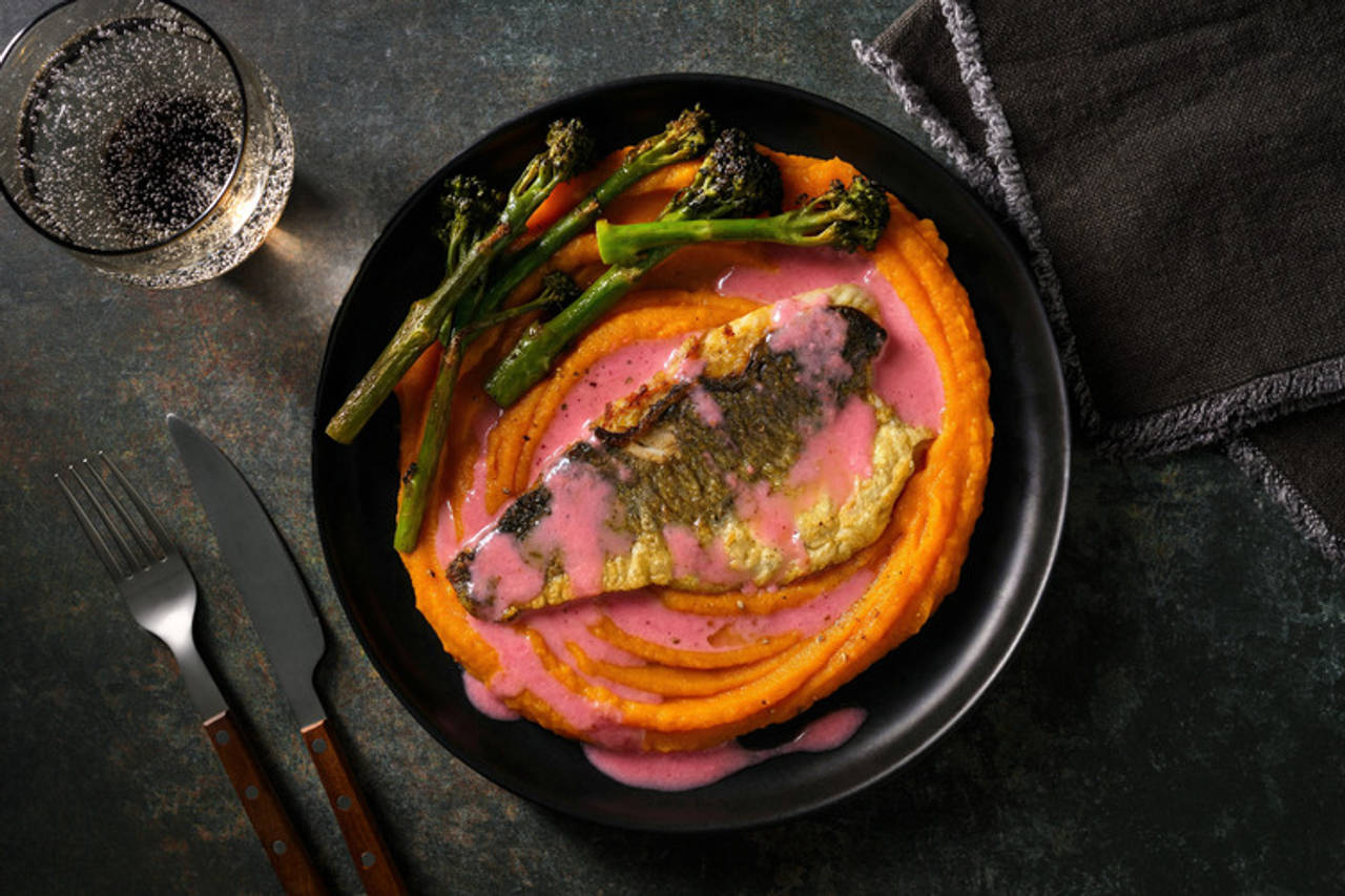 Dorada con leche de tigre al ponzu con puré cremoso de boniato y brocolini