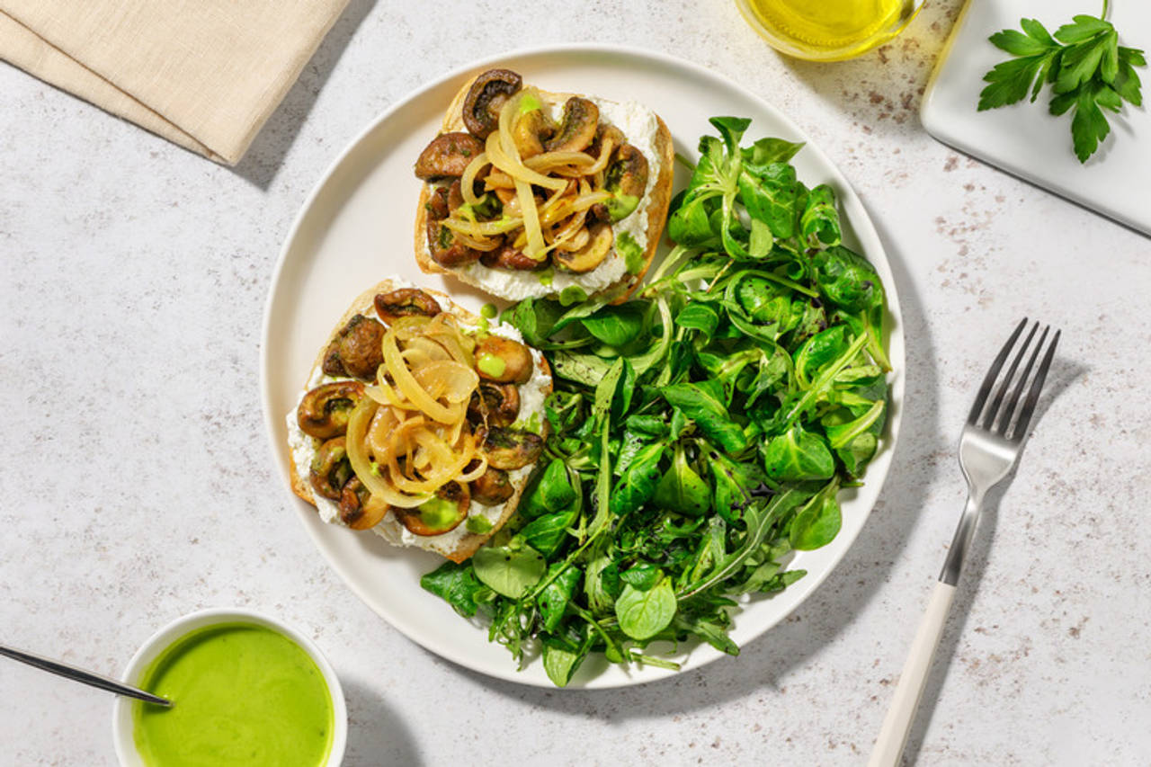 Tostadas de champiñones al perejil con ricotta italiana con ensalada de rúcula y canónigos