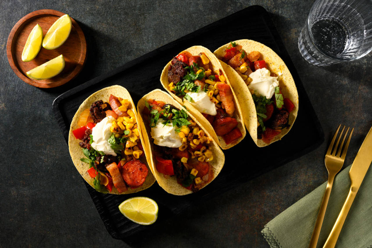 Tacos de compango asturiano con tortillas de maíz con lima, salsa cítrica y cilantro fresco