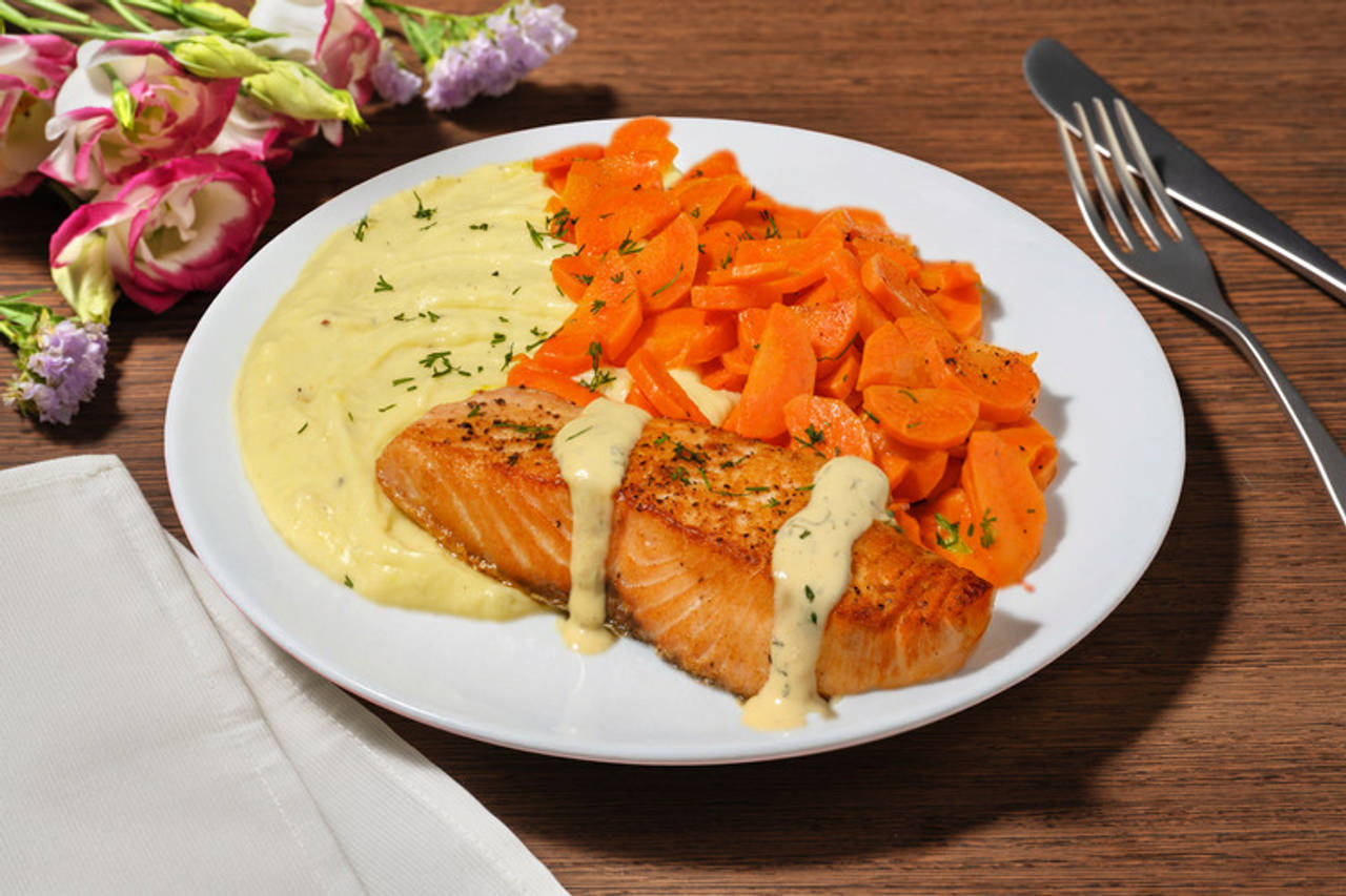Extra de salmón noruego con salsa de mostaza y eneldo acompañado de parmentier de chirivía y patata y zanahorias