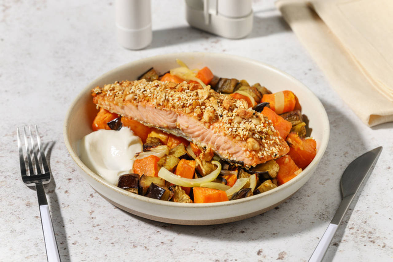 Salmón noruego con dukkah y avellanas con verduras asadas y salsa de yogur