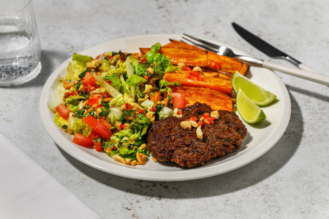 La asiática: hamburguesa al plato con cilantro con boniato asado, ensalada y cacahuetes