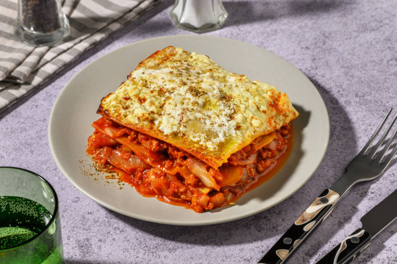 Lasaña con carne picada de cerdo y ricotta italiana con sofrito de puerro y cebolla