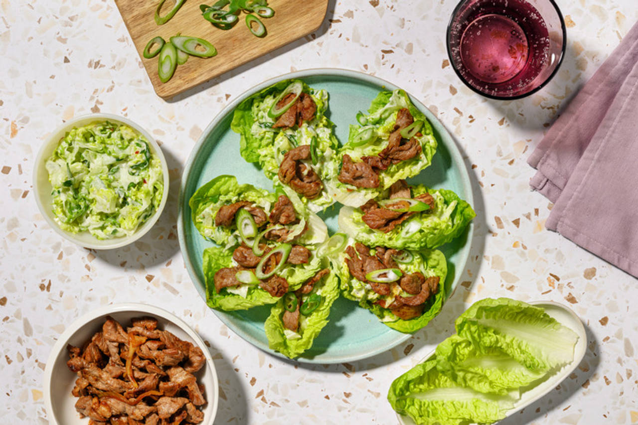 Ssam coreano de bulgogi de extra de ternera asiática con pepino en mayonesa picante
