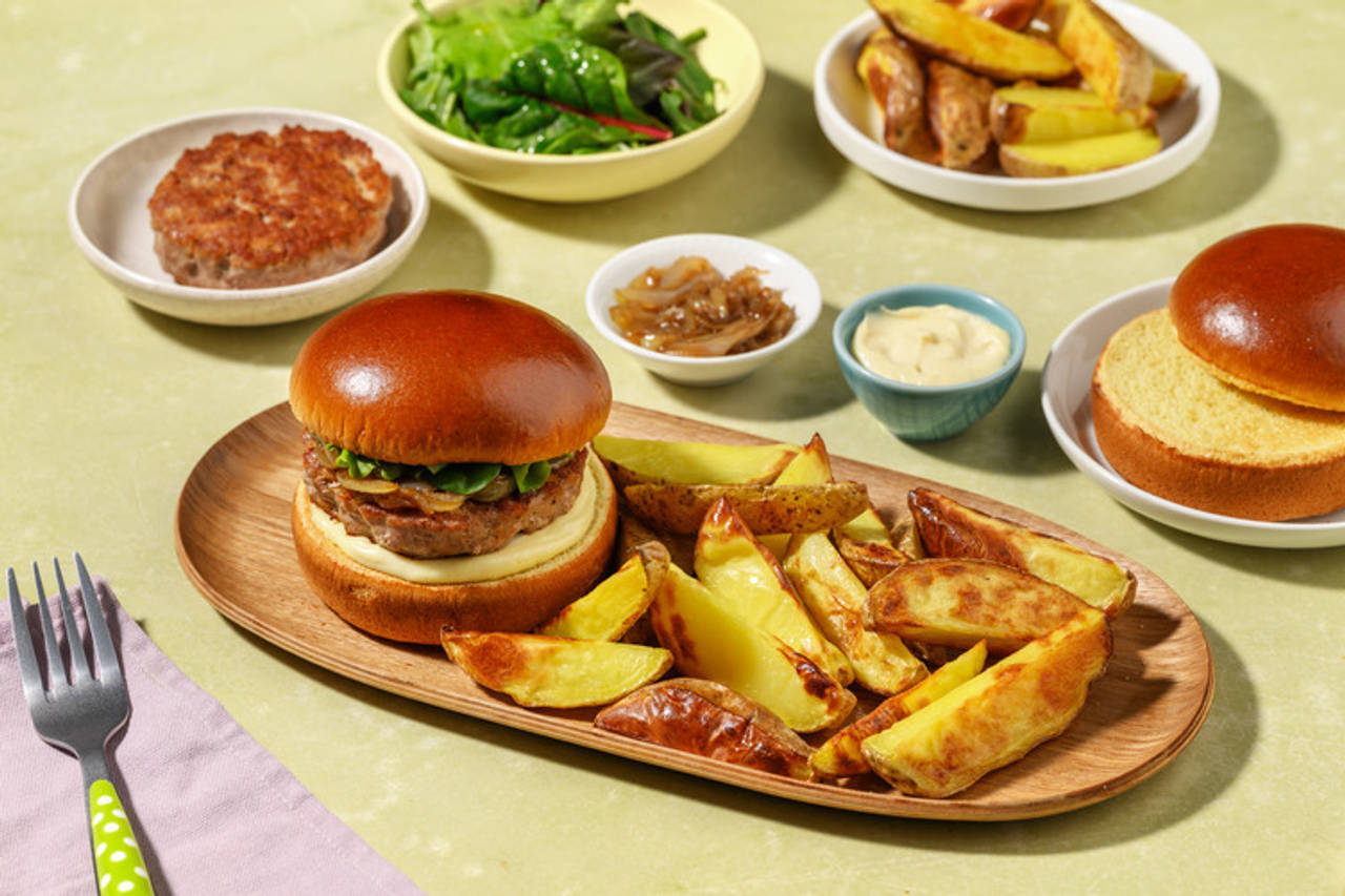 Hamburguesa de cerdo a tu gusto con patatas asadas con cebolla caramelizada, ensalada y mayonesa de mostaza