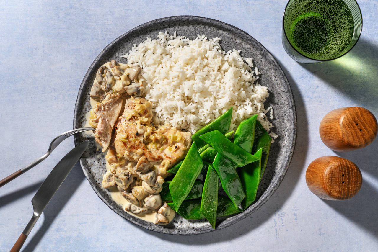 Muslo de pollo en salsa cremosa de champiñones con judías verdes salteadas y arroz