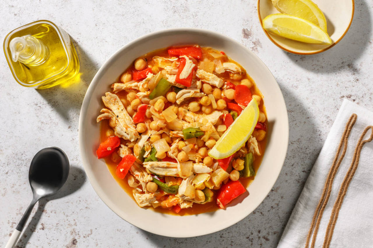 Ropavieja canaria de pollo desmechado y garbanzos con verduras y un toque cítrico de limón
