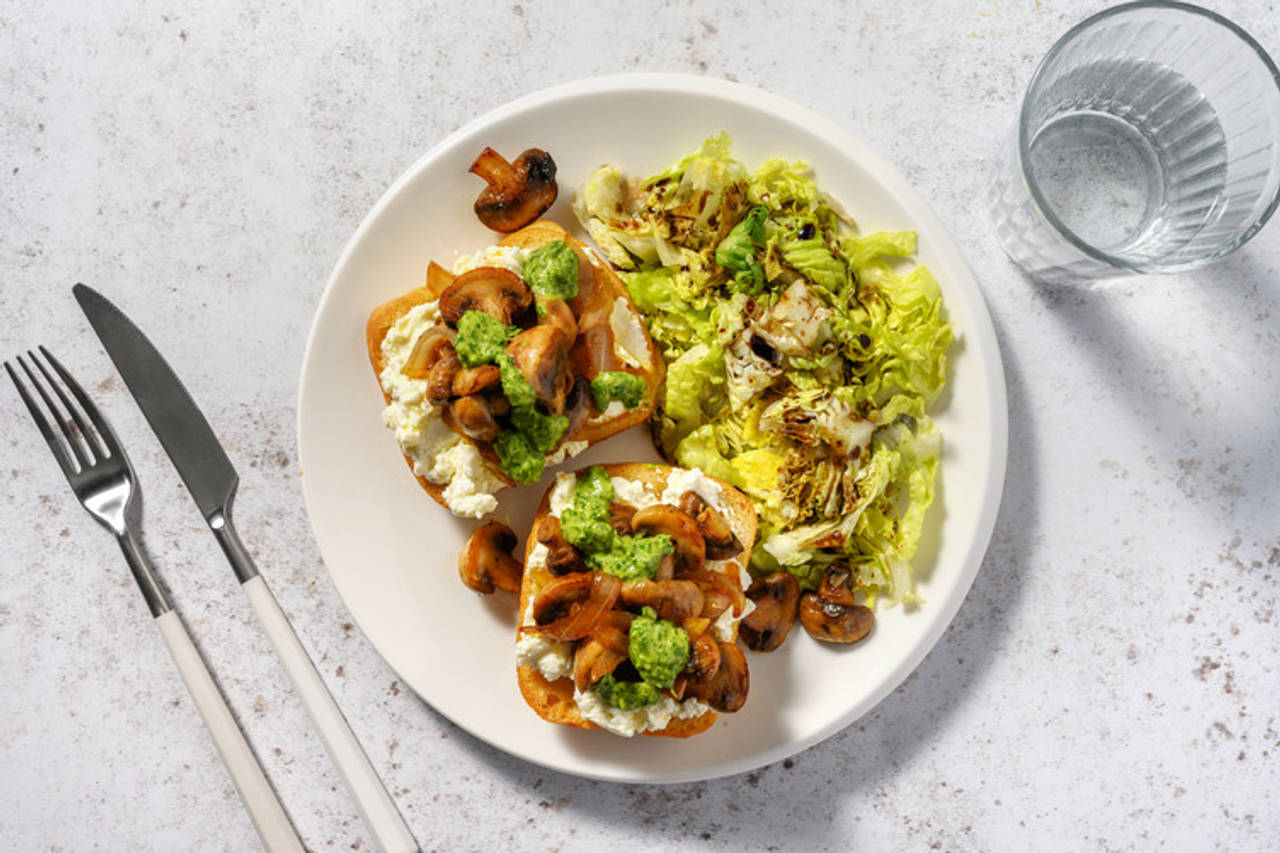 Tostadas de champiñones con ricotta italiana y ternera con salsa de perejil y ensalada fresca