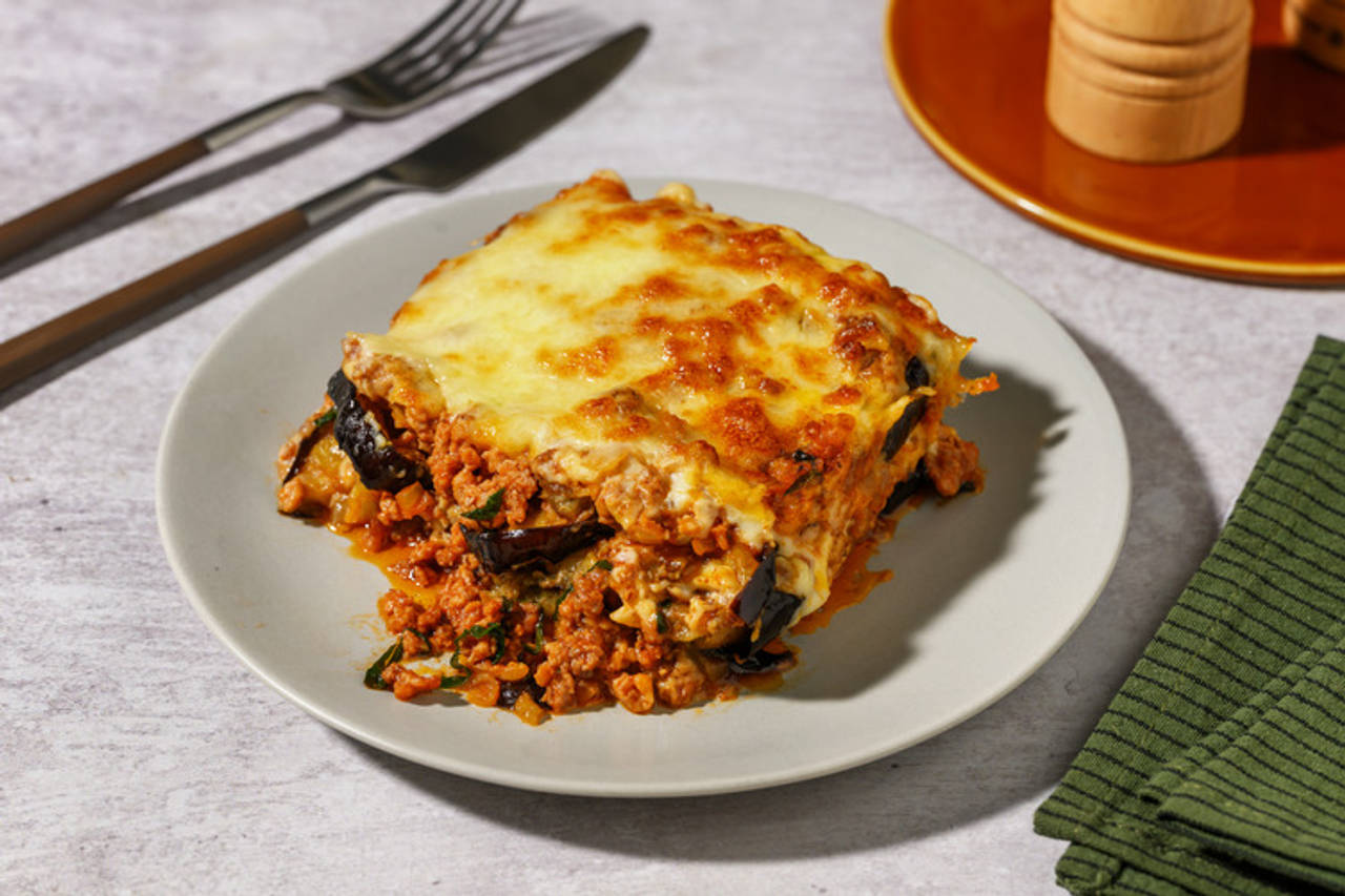 Moussaka griega de ternera y berenjena con queso italiano gratinado