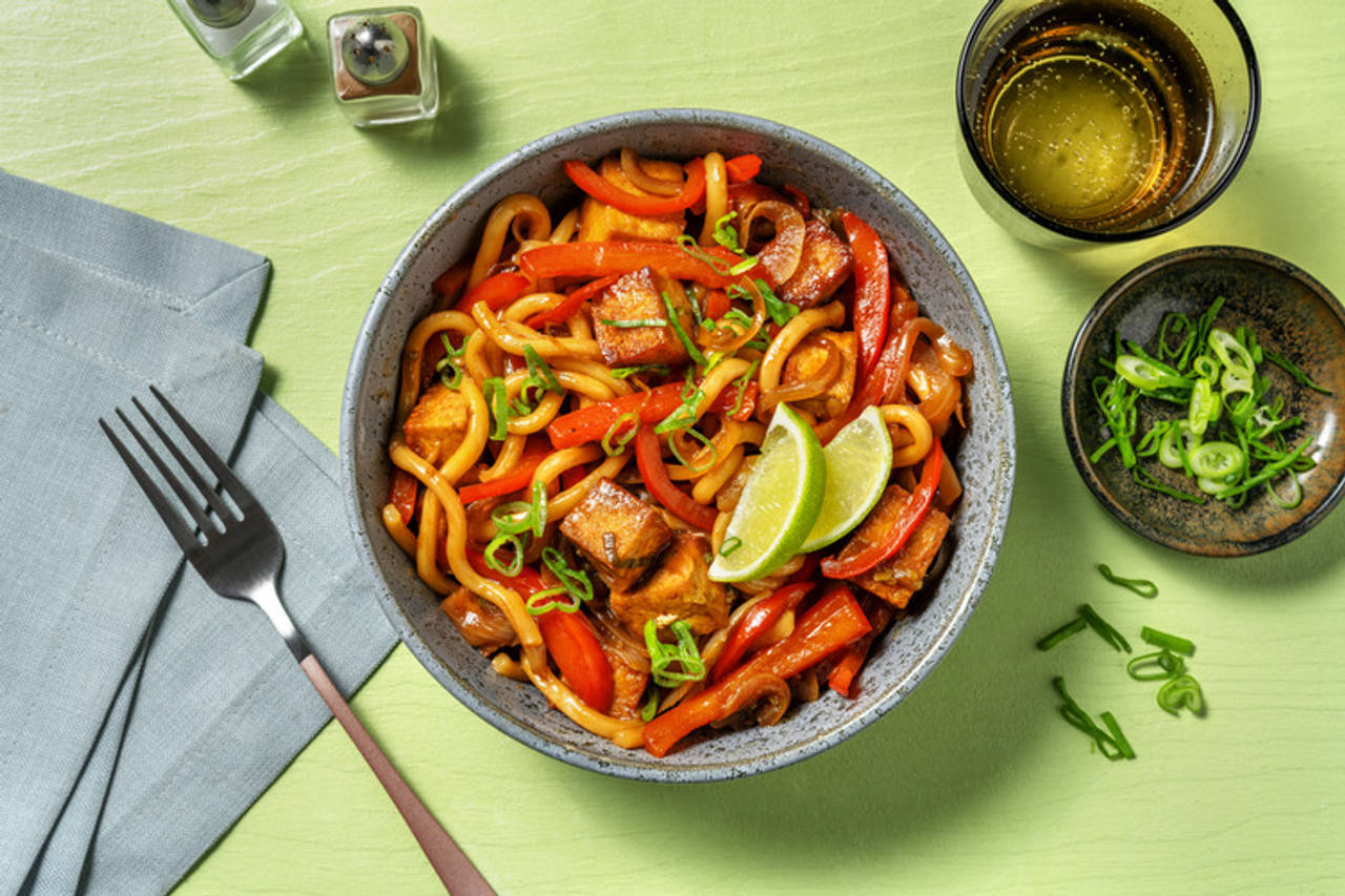 Udon veloz con tofu salteado y semillas negras con verduritas y lima