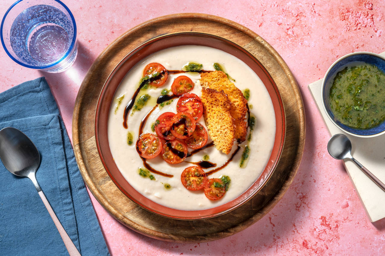 Sopa fría de judías con crujiente de queso con aceite de albahaca, tomates cherry y vinagre balsámico