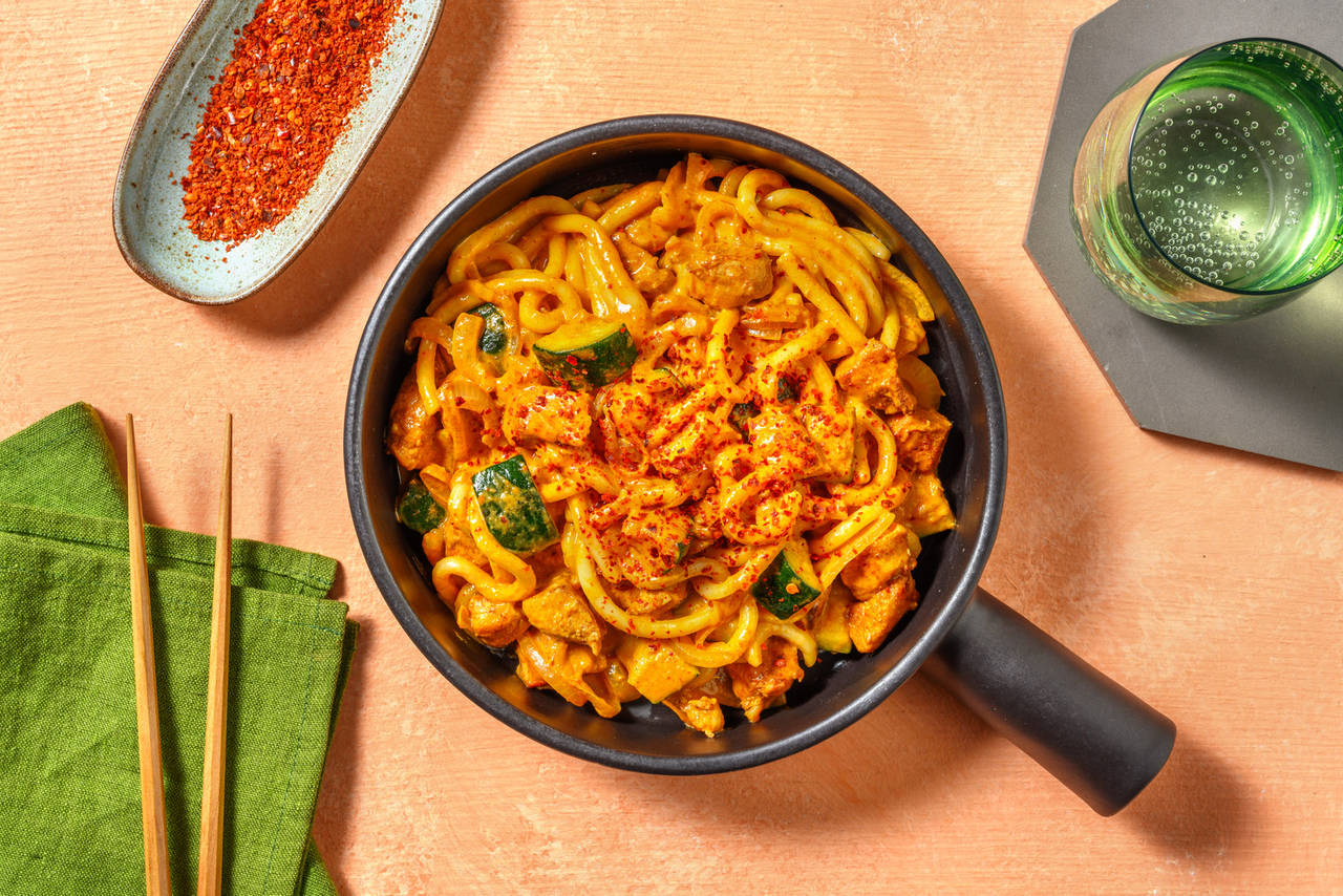 Fideos con pollo al curry con verduras salteadas y leche de coco