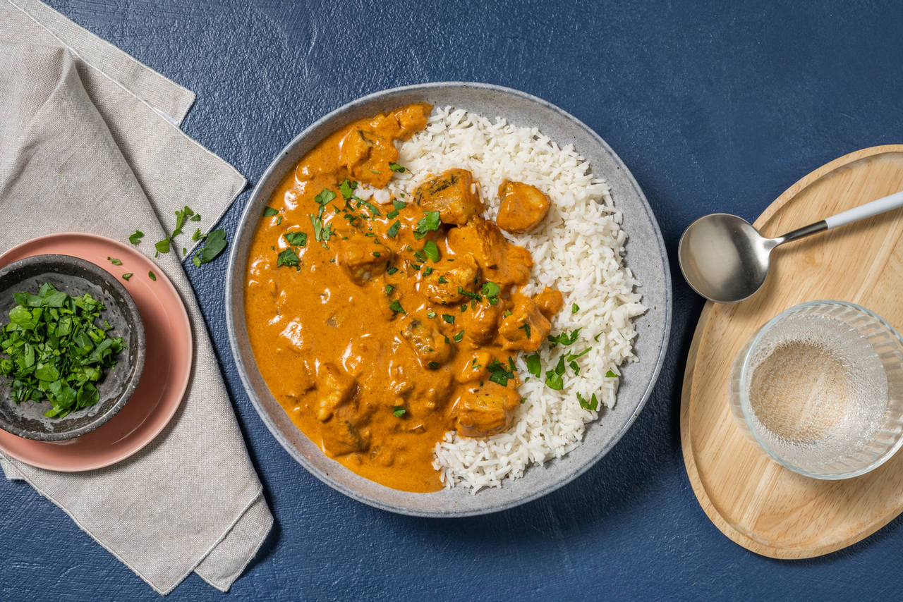 Curry suave de merluza acompañado de arroz basmati y perejil