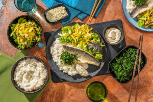 Filet de bar grillé, salade d'algues et riz image